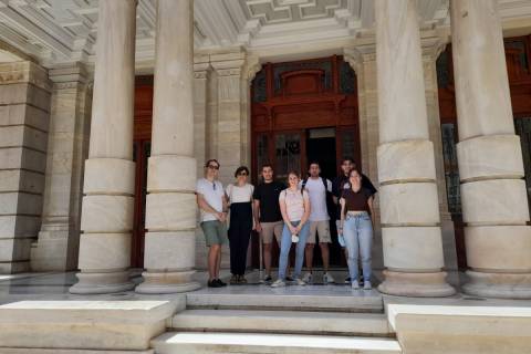 El grupo de alumnos y sus profesores en el Palacio Consistorial.